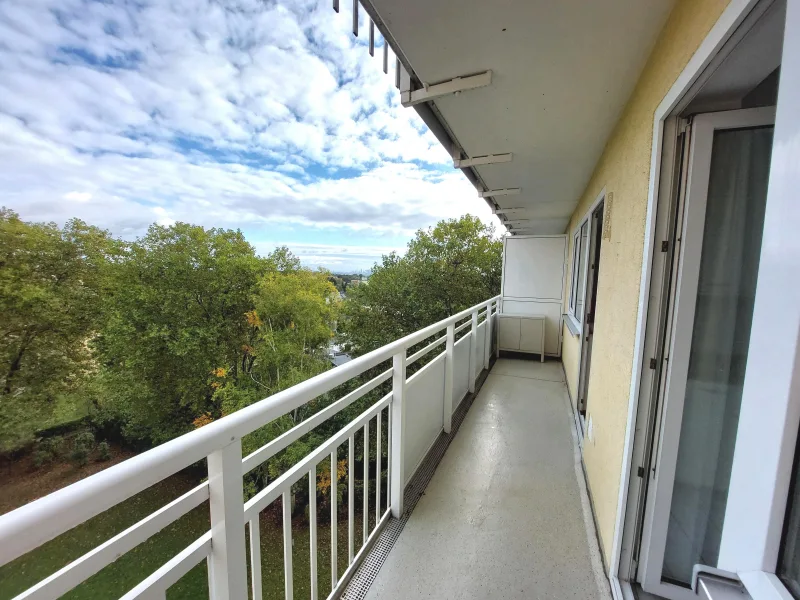 großer Balkon mit Skylineblick