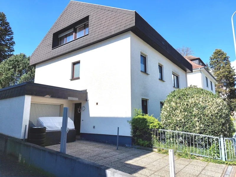 große Garage und Zugang zur 2-Zimmerwohnung