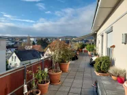 50 m² große Süd-Dachterrasse mit elektr. Markise