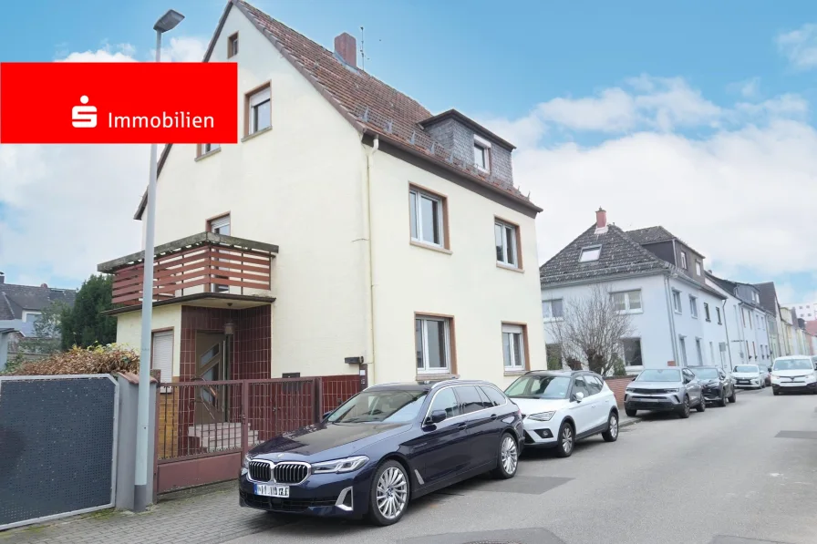 Hausansicht  - Haus kaufen in Flörsheim - Freist. 1-3-Familienhaus Flörsheim zum Renovieren, ruhige Seitenstraße, Garage, Garten, Wintergarten