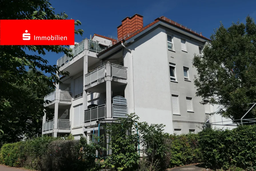 Hausansicht - Wohnung kaufen in Flörsheim - Helle, schicke 2-3-Zimmer - DG-Wohnung mit Galerie, Balkon und 2 Tiefgaragen-Plätzen