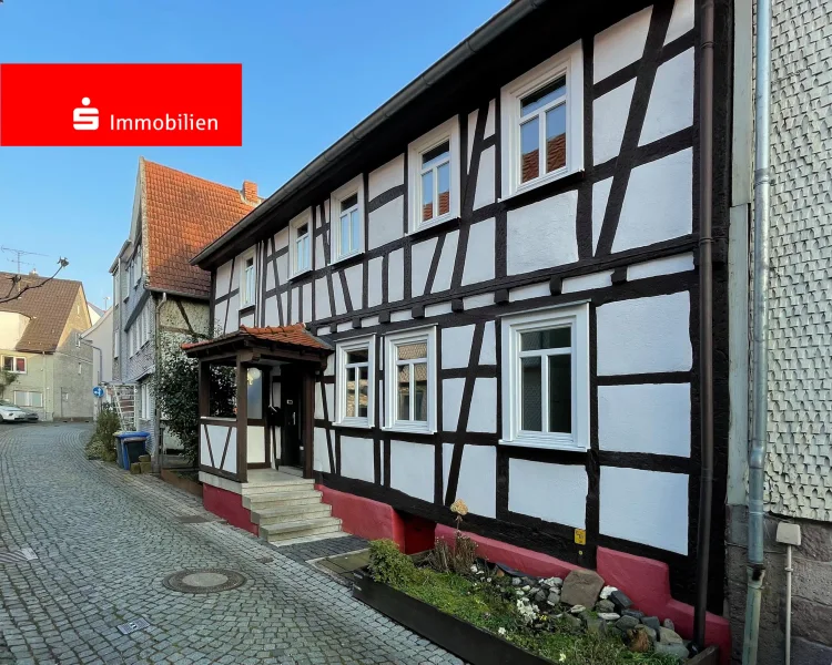 Vorderseite mit Eingang - Haus kaufen in Schlüchtern - Historisches Fachwerkjuwel: Modernisiert, zentral in Schlüchtern und sofort bezugsfertig!