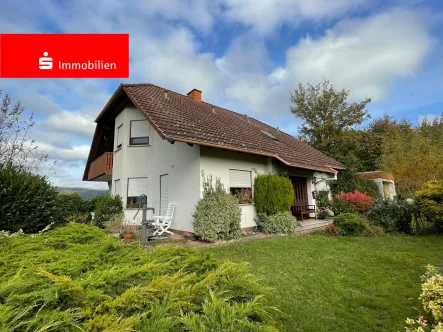 Vorderansicht mit Terrasse - Haus kaufen in Steinau - +++ Überaus gepflegtes Wohnhaus mit Panoramablick über Steinau in bester Lage +++