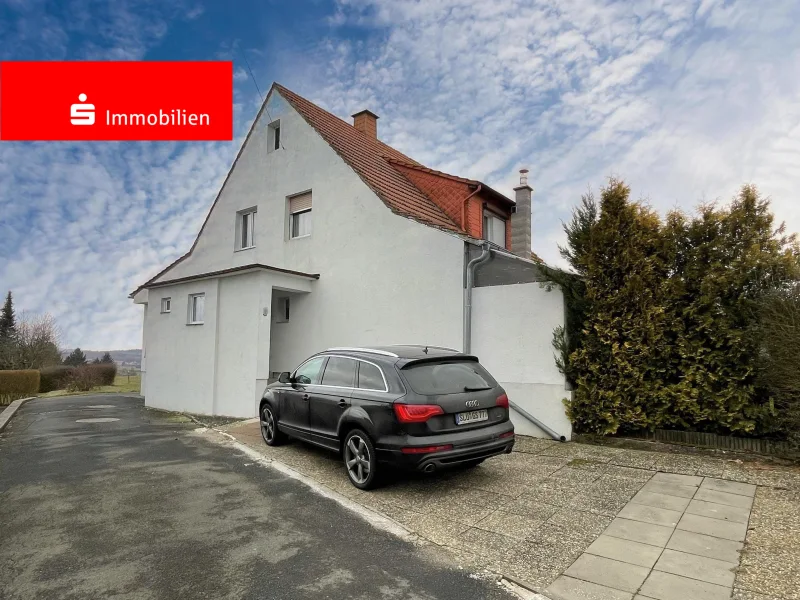 Vorderansicht mit Stellplatz - Haus kaufen in Schlüchtern - +++Großzügiges 1-2 Familienhaus in exponierter Lage am Feldrand mit Platz und Aussicht+++