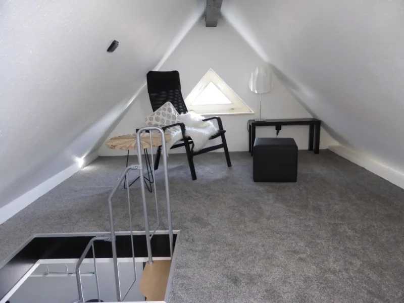 DG-Wohnung m. Spitzboden: Zimmer im Spitzbideb1