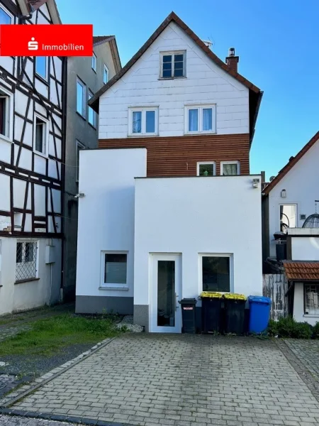 Hausrückseite m. Balkon, weiterem Eingang u. 2 Stellplätzen - Haus kaufen in Homberg - Wohn-Geschäftshaus mit Ausbaureserve im historischen Stadtkern!