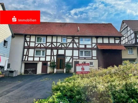 Hausansicht - Haus kaufen in Melsungen - Haus mit Scheune und Nebengebäuden großzügigem Areal