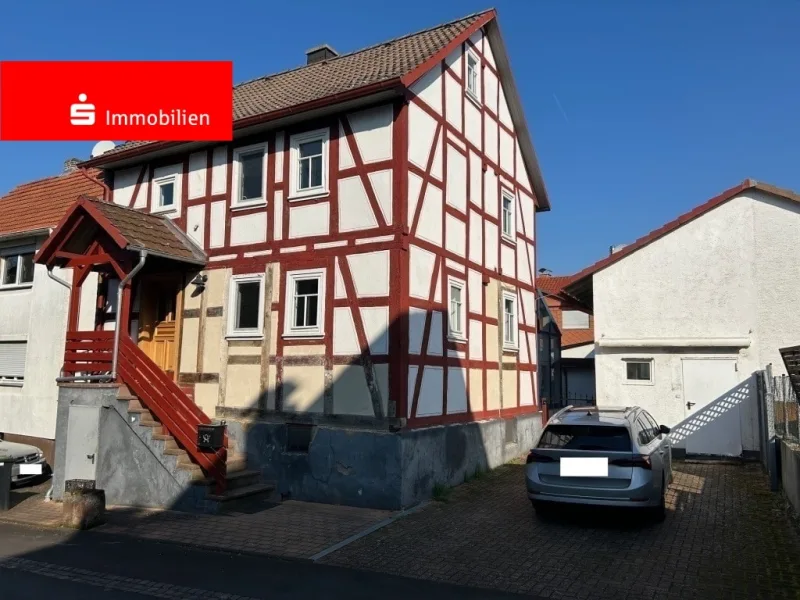 Eingangsseite, Stellplatz und Nebengebäude - Haus kaufen in Homberg - Kleines Schmuckstück auf dem Lande!