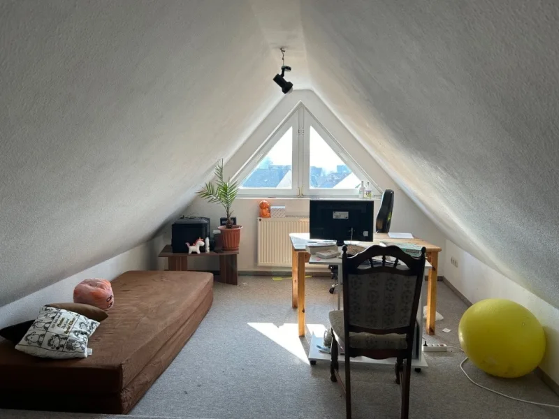 Wohnung DG rechts Zimmer im Spitzboden