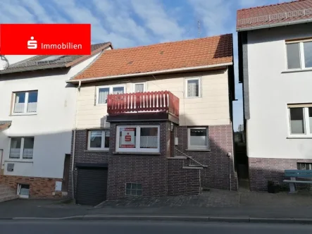 Blick von der Straße - Haus kaufen in Frielendorf - Ideal für die kleine Familie, für Selbermacher, zur Vermietung! Nach Renovierung ein schönes Zuhause