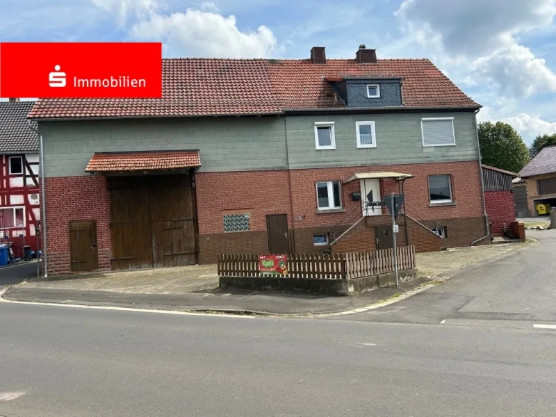 Eingangsseite Haus u. Scheune und Stellplätze - Haus kaufen in Neuental - Ein gut vorbereitetes Haus mit Nebengebäude bietet vielseitige Nutzungsmöglichkeiten!