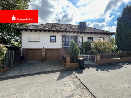 Blick auf Eingang und Garage - Haus kaufen in Frielendorf - Alles auf einer Ebene! Schöner Bungalow mit viel Platz!