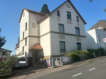 Blick von Gegenübe - Haus kaufen in Homberg - Dreifamilienhaus mit Nebengebäude für Anleger!