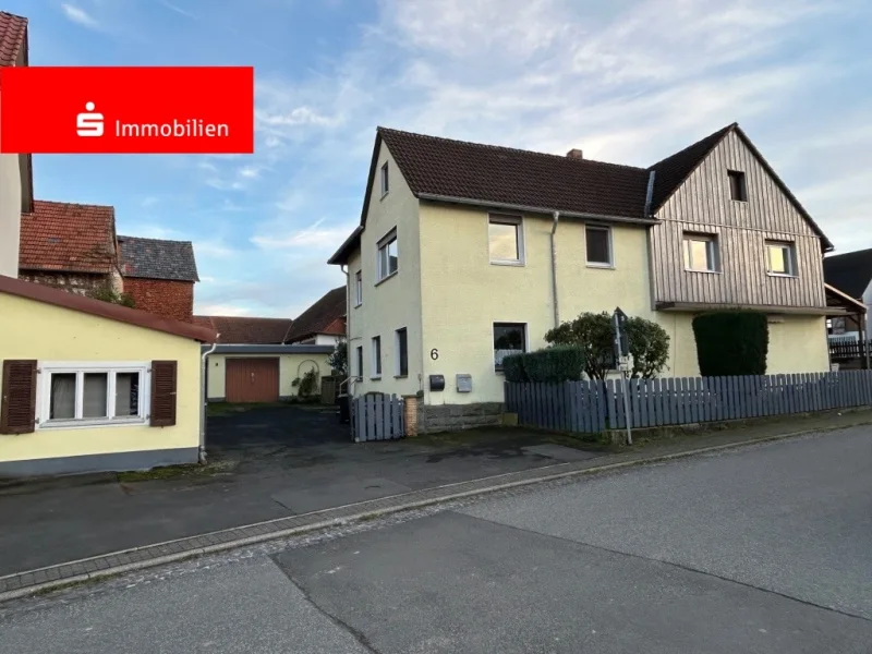 Einfahrt, Garagen u.kleines Nebengebäude - Haus kaufen in Gilserberg - Sie suchen ein Haus in welches Sie schnell einziehen können?