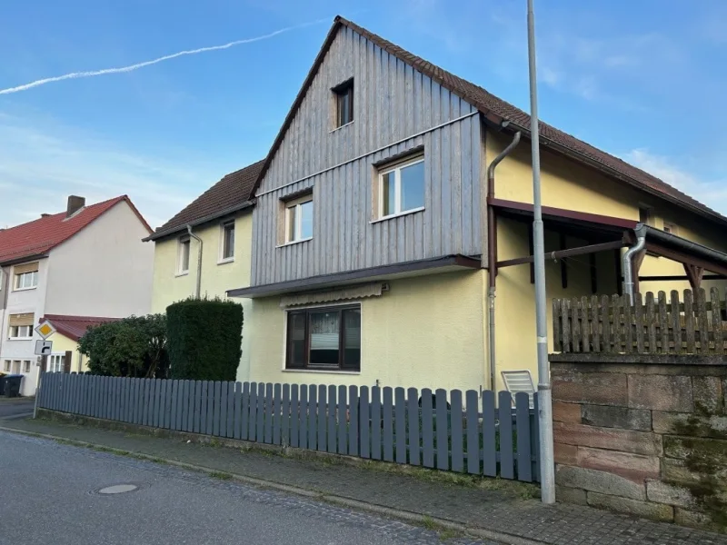 Seitenansicht mit Carport