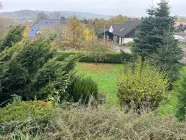 Blick von der Terrasse auf das untere Grundstück