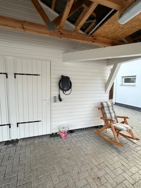 Abstellraum im Carport mit Wallbox