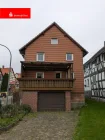 Giebelseite mit Balkon, Garage, Zufahrt