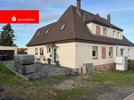 Blick auf das Haus - Haus kaufen in Frielendorf - Ein schickes Haus mit separatem Bauplatz wartet auf neue Eigentümer!