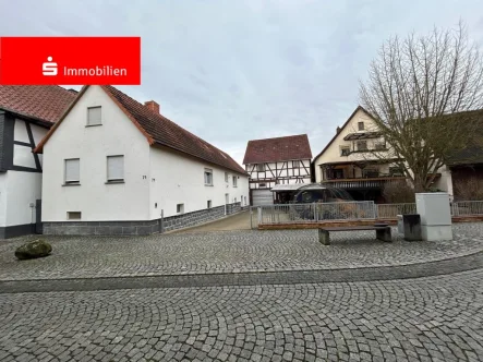 Haus, Einfahrt, Nebengebäude - Haus kaufen in Schwalmstadt - Vielseitiges Haus mit Nebengebäude! Ideal zum Wohnen, Arbeiten u.v.m.