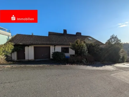 Hauseingangsseite, Garage, Abstellraum - Haus kaufen in Neukirchen - Viel Platz für Ihre Familie!