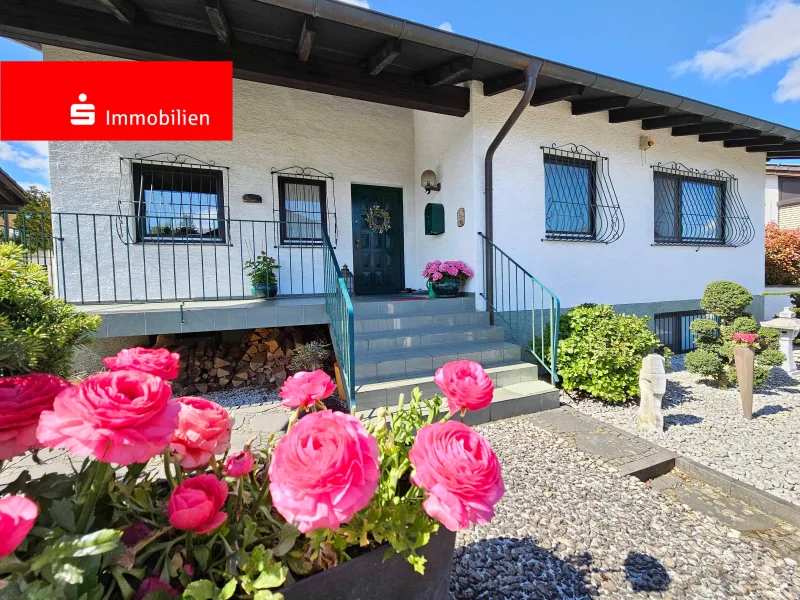 Hausansicht Blume - Haus kaufen in Rodgau - Großzügiger Wohnkomfort auf einer Ebene mit vielen Extras!