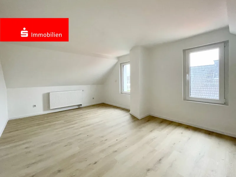 Schlafzimmer im Dachgeschoss - Wohnung kaufen in Dietzenbach - Charmante Maisonette-Wohnung in Dietzenbach: Frisch saniert mit Dachterrasse