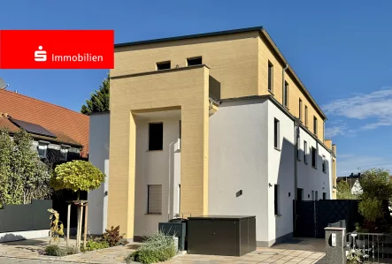 Außenansicht mit Stellplatz - Wohnung kaufen in Seligenstadt - ++Exklusiv ausgestattete Penthouse-Wohnung mit Wohlfühlflair++