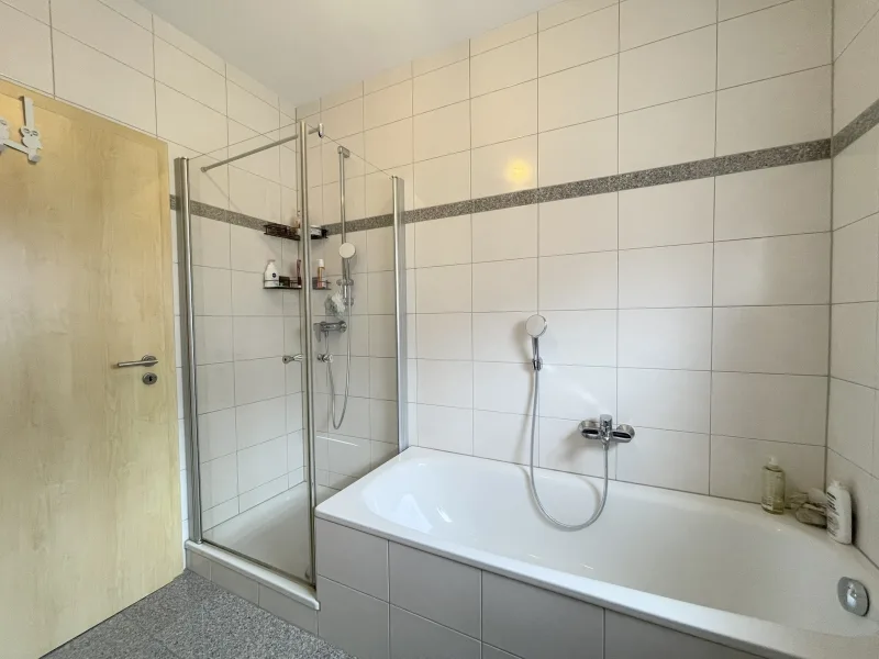 EG | Tageslichtbad mit Dusche und Wanne