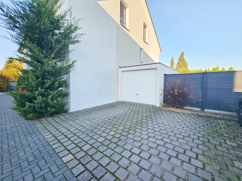 Garage mit Stellplatz