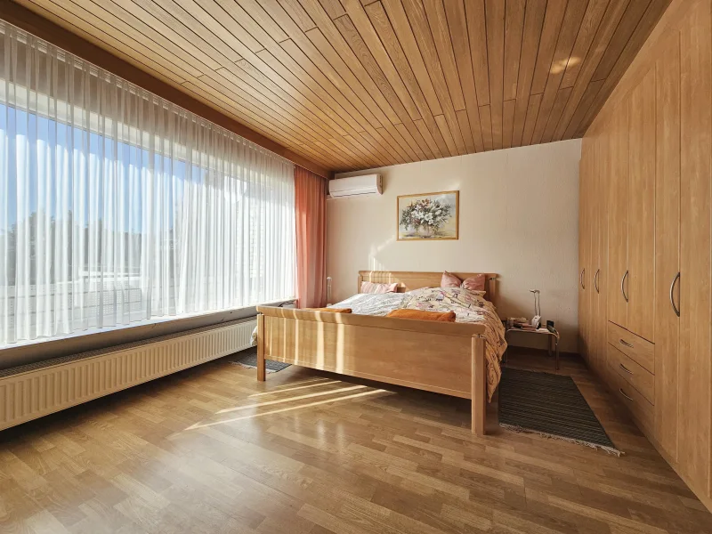 Schlafzimmer mit Zugang zum Balkon