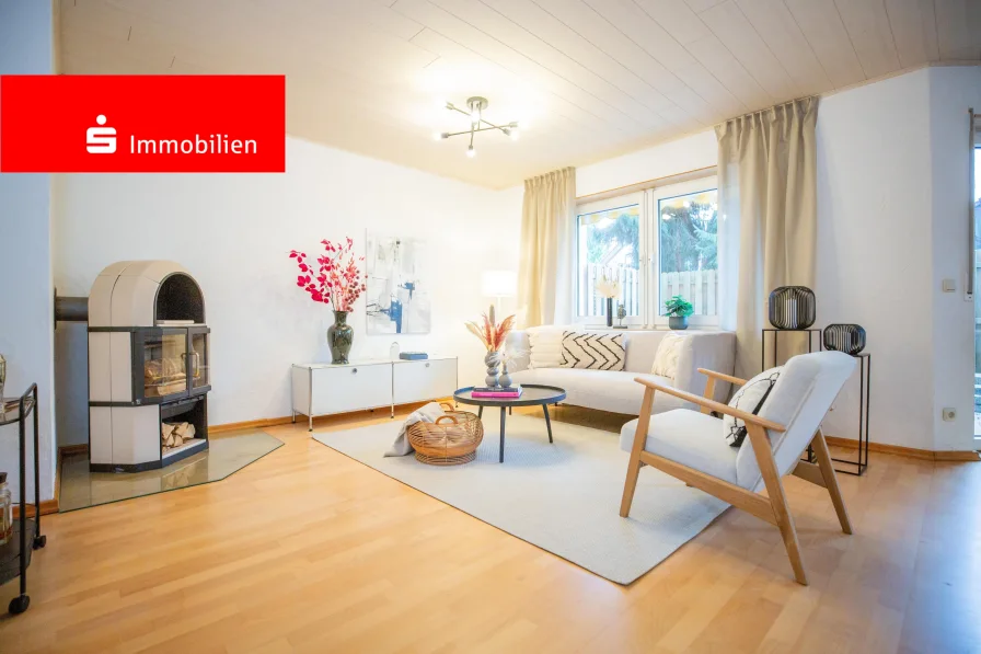 Wohnzimmer mit Kaminofen - Wohnung kaufen in Hainburg - Wunderschöne 4-Zimmer Erdgeschosswohnung mit Terrasse und eigenem Gartenanteil