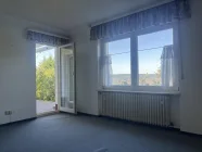 großes Wohnzimmer im Untergeschoss mit Zugang zur Terrasse