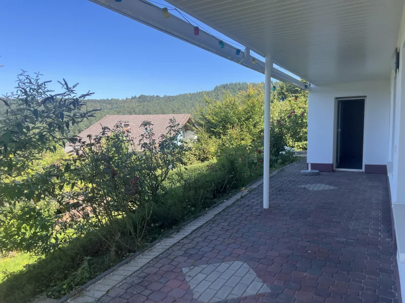 Überdachte Terrassse mit herrlichem Ausblick