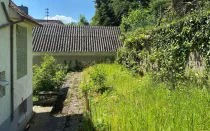 grüner Bereich hinter dem Haus