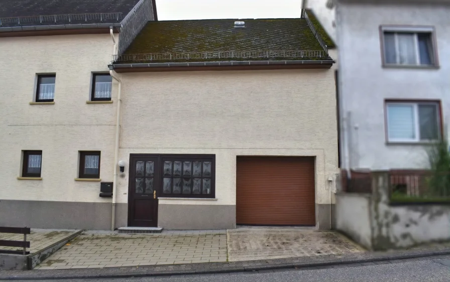 weiterer Hauszugang mit Garage