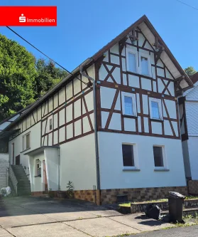 Straßenansicht - Haus kaufen in Bad Salzungen - Fachwerkhaus mit Potential