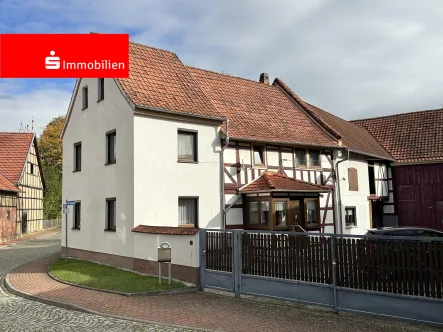 Straßenansicht - Haus kaufen in Bischofroda - Dreiseitenhof mit großem Grundstück