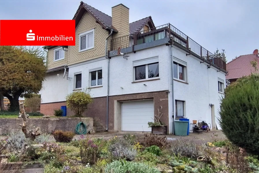 Ansicht vom Garten - Wohnung kaufen in Bad Salzungen - Modernisierte Dachgeschosswohnung in Bad Salzungen