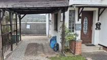 Eingang mit Carport