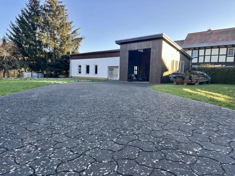 Gepflasterte Einfahrt zum Carport