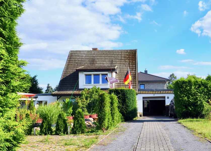 Ansicht - Haus kaufen in Hoppegarten - Charmantes Einfamilienhaus mit großem Grundstück und Pool in Hoppegarten OT Hönow