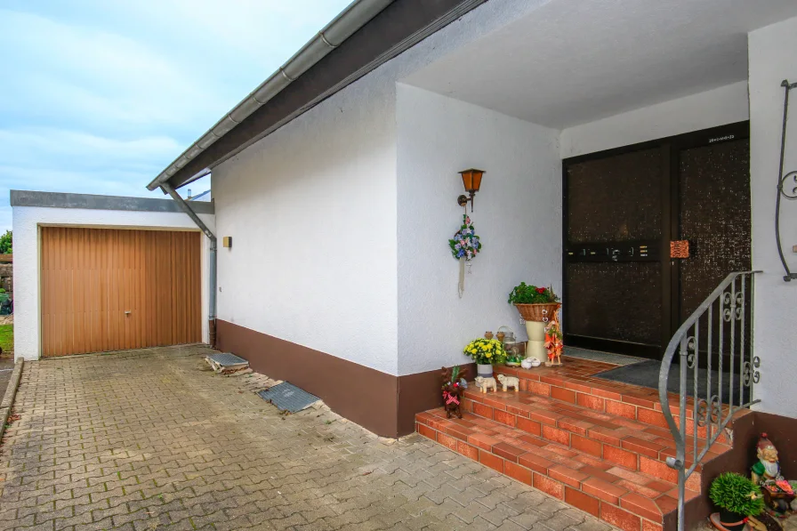 Eingangsbereich - Haus kaufen in Sinsheim - * Bieterverfahren* Attraktives 4 Parteienhaus in ruhiger Hanglage.