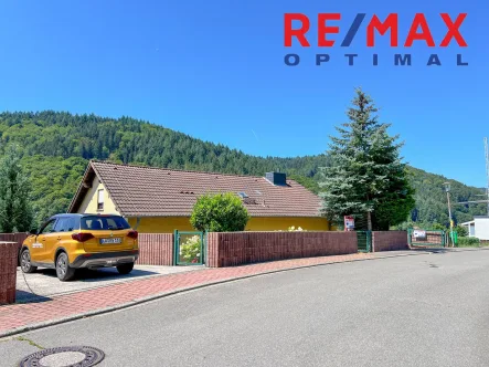 Titelbild mit Logo - Haus kaufen in Schönau-Altneudorf - Freistehendes Einfamilienhaus mit Panoramaausblick und vielem mehr!