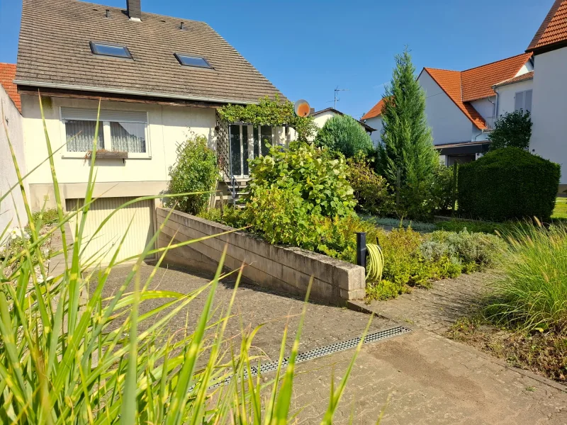 Front 2 - Haus kaufen in Hochdorf-Assenheim - Einfamilienhaus mit großem Garten