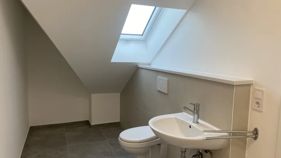 DG Gästetoilette - Wohnung mieten in Altrip - Erstbezug nach Kernsanierung! Schöne Maisonettewohnung mit Balkon und Garten.