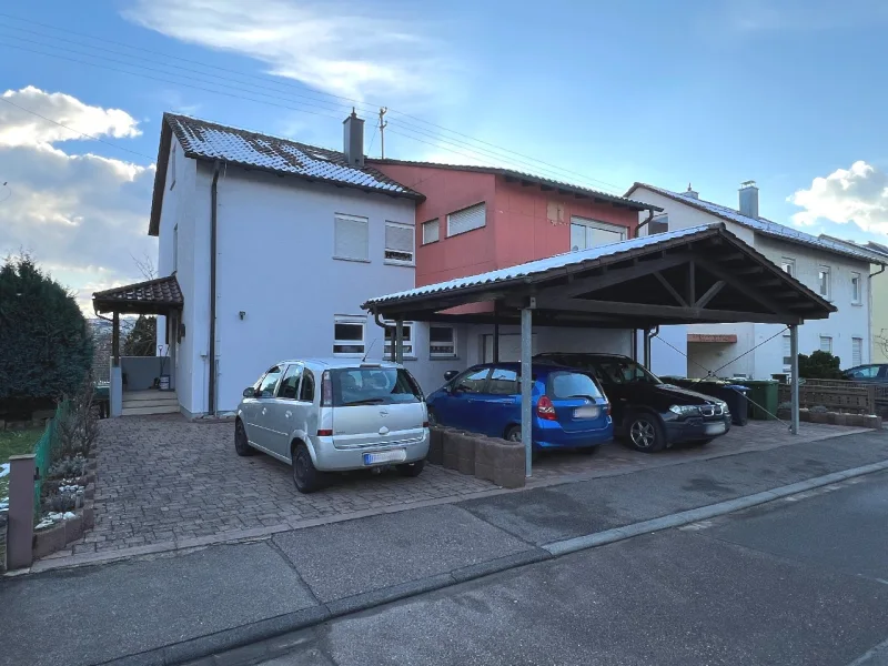 Straßenansicht - Haus kaufen in Knittlingen - Vermietetes Mehrfamilienhaus mit Garten, einer Garage und 3 Carports in Knittlingen