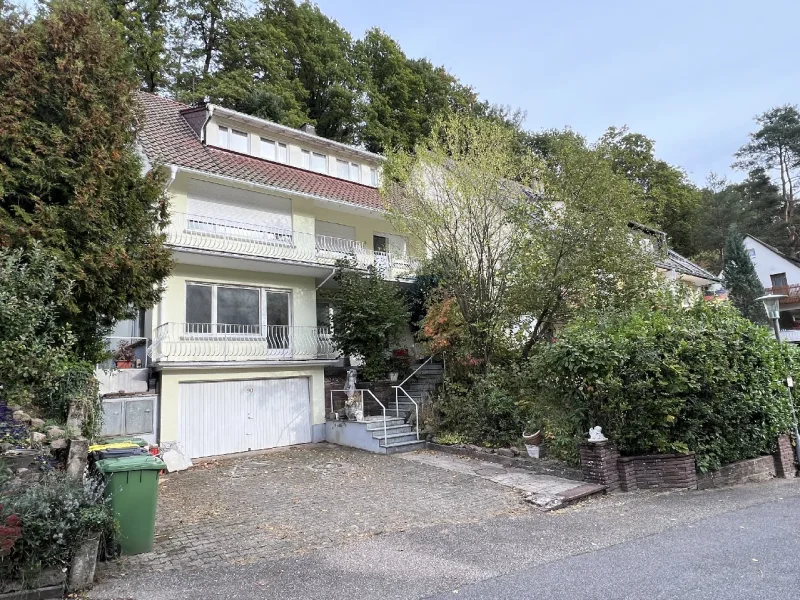 Hausansicht - Haus kaufen in Bad Herrenalb - Sanierungsbedürftiges 3-FH in schöner Lage von Bad Herrenalb