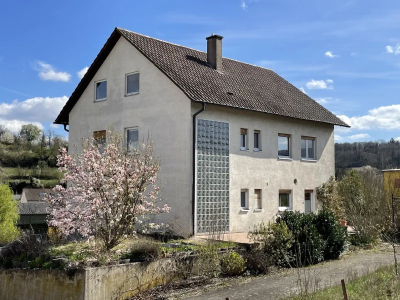 Hausansicht - Haus kaufen in Kraichtal - Unschlagbares Angebot! Einfamilienhaus auf schönem Grundstück mit Bauplatz