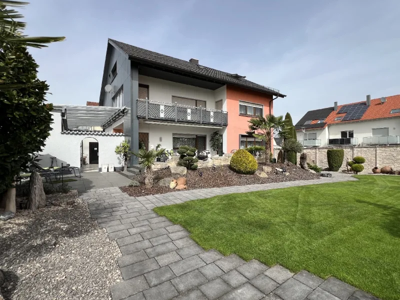 Hausansicht 1 - Haus kaufen in Forst - PROVISIONSFREI - 3D-RUNDGANG Großzügiges EFH mit Anbau und tollem Garten in Forst